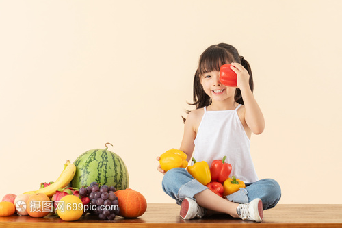 小手握健康 小女孩與蔬果的純真邂逅